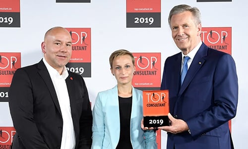 ecogreen Team bei einer Auszeichnung als Beispiel für die Unternehmensgeschichte