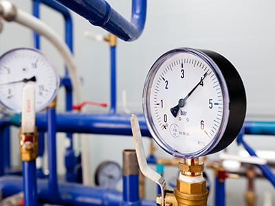 Industrieanlage mit Drucklufttechnik als Beispiel für die Nutzung von Abwärme aus Druckluft