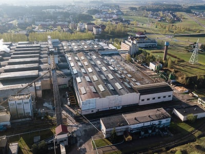 Produktionshalle mit Lüftungstechnik als Beispiel für förderfähige Maßnahmen in Industrie und Gewerbe