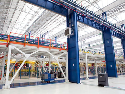 Produktionshalle als Anwendungsfall für Industriekälte und Prozesskühlung in Unternehmen
