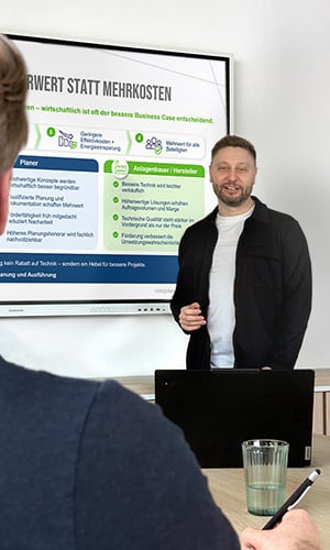 ecogreen Mitarbeiter erläutert Fördervoraussetzungen für Unternehmen