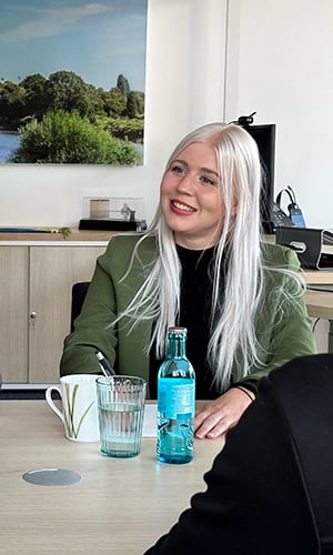 Mitarbeiterin von ecogreen im Beratungsgespräch zur Fördermittelberatung