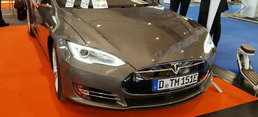 ecogreen bei der Ausstellung von expert AG auf der Frühjahrsmesse mit Tesla 